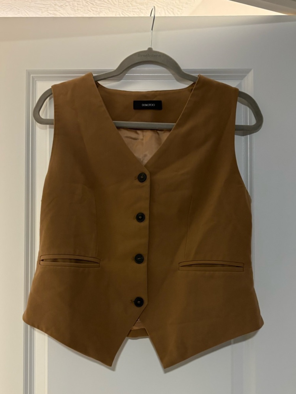 Dokotoo Camel Button Front Vest Size Small